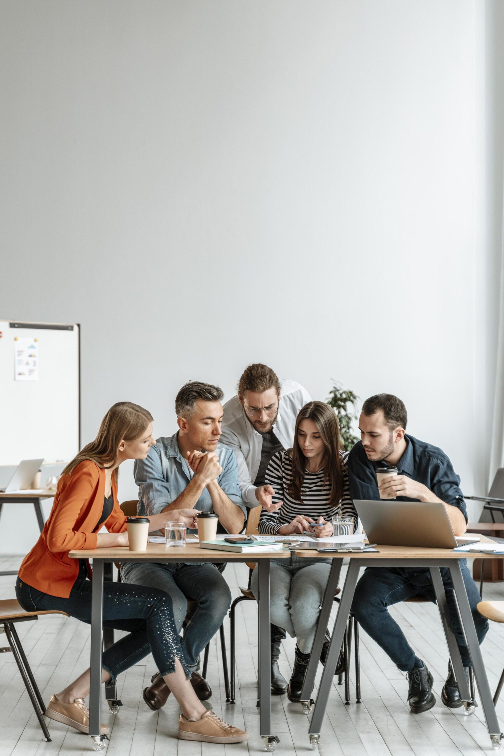 businesspeople-meeting-office-working (1)